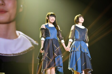 「リフレインが、ずっと」を歌う柏木ひなた（左）と安本彩花（右）。