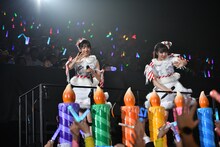 トロッコでアリーナを回る真山りか（左）と中山莉子（右）。