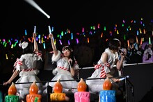 トロッコでアリーナを回る小林歌穂、柏木ひなた、安本彩花（左から）。