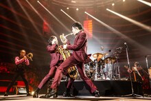 宮本浩次と谷中敦。（撮影：青木カズロー）