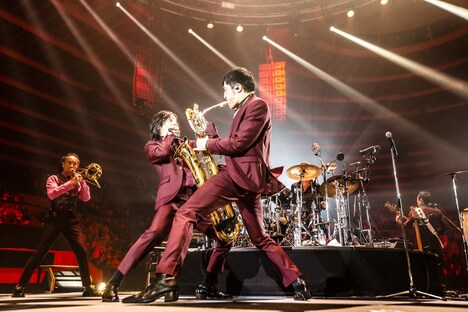 宮本浩次と谷中敦。（撮影：青木カズロー）