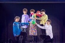 ペンライトで「8」の字を作る超特急。