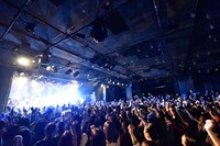 岸洋佑のワンマンライブの様子。（提供：日本コロムビア）