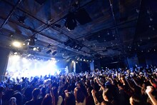 岸洋佑のワンマンライブの様子。（提供：日本コロムビア）
