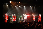 岸洋佑のワンマンライブの様子。(提供:日本コロムビア)