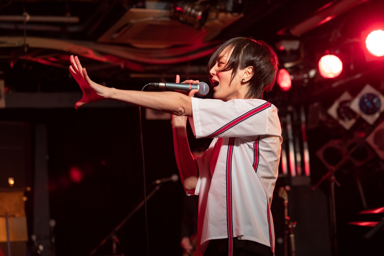 三上ちさこ、エネルギッシュに歌い上げたタワレコ渋谷インストアライブ