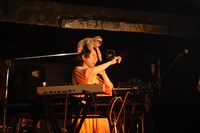 ナマケモノのぬいぐるみを頭に乗せながらパフォーマンスする中村佳穂。（撮影：森建二）