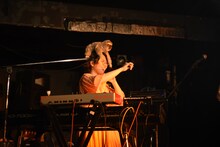 ナマケモノのぬいぐるみを頭に乗せながらパフォーマンスする中村佳穂。（撮影：森建二）