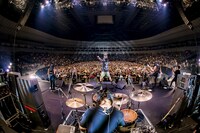 Crystal Lakeのライブの様子。（Photo by TAKASHI KONUMA）
