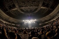 Crystal Lakeのライブの様子。（Photo by TAKASHI KONUMA）