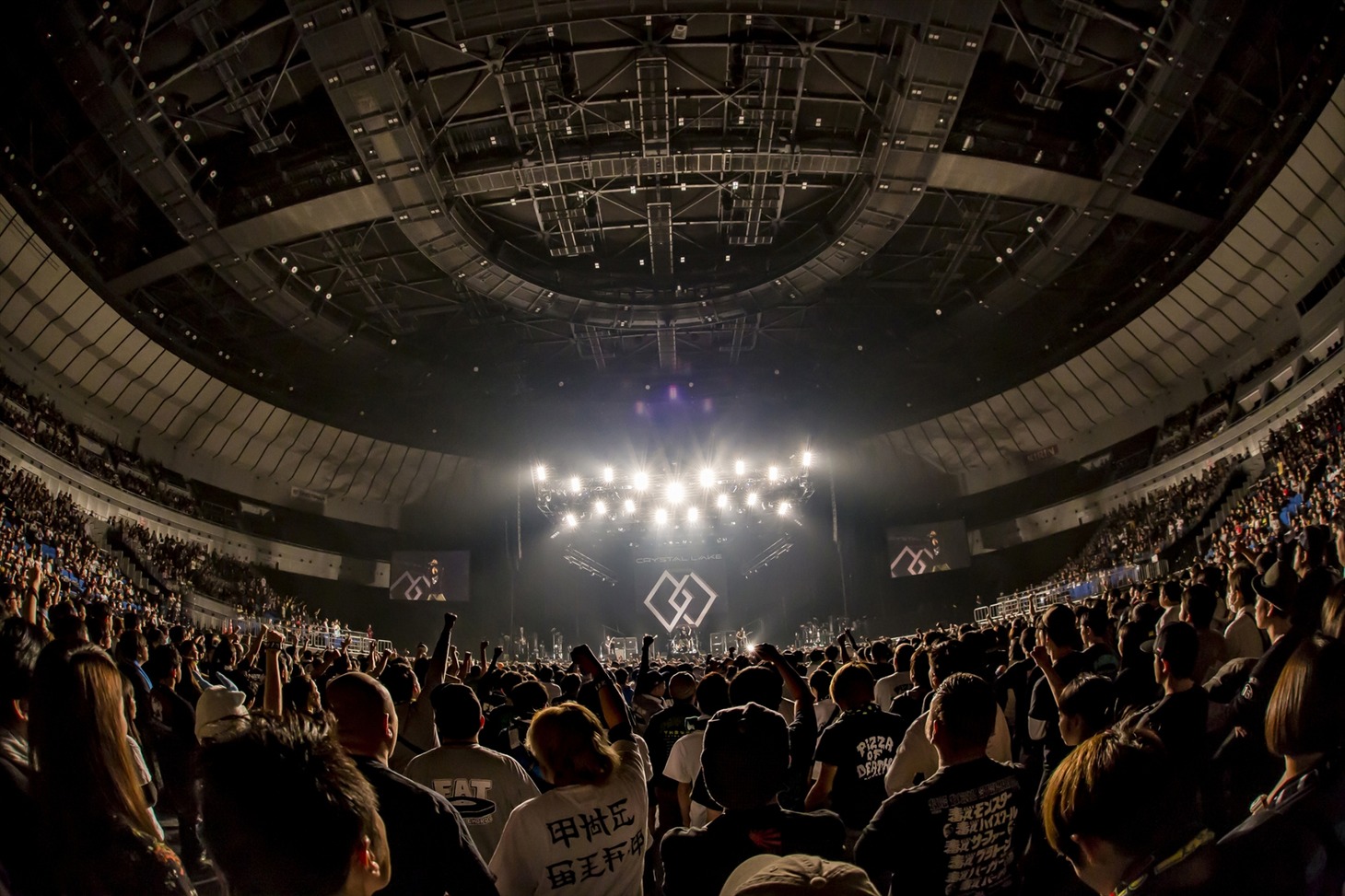 Crystal Lakeのライブの様子。（Photo by TAKASHI KONUMA）
