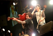Hi-STANDARDのライブの様子。左から横山健（G）、難波章浩（Vo, B）。（Photo by Yasumasa Handa［Showcase］）