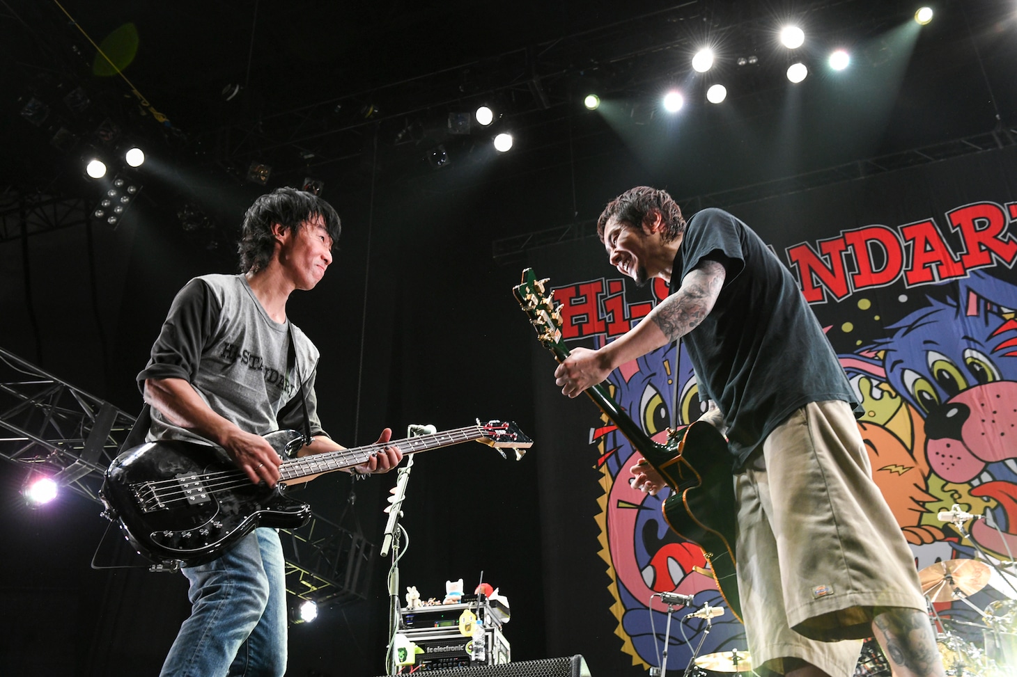 Hi-STANDARDのライブの様子。左から難波章浩（Vo, B）、横山健（G）。（Photo by Teppei Kishida）