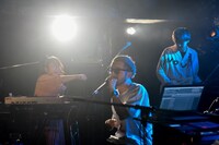 左から中村佳穂、Ryo Tracks、西田修大（G / 吉田ヨウヘイgroup）。（撮影：森建二）