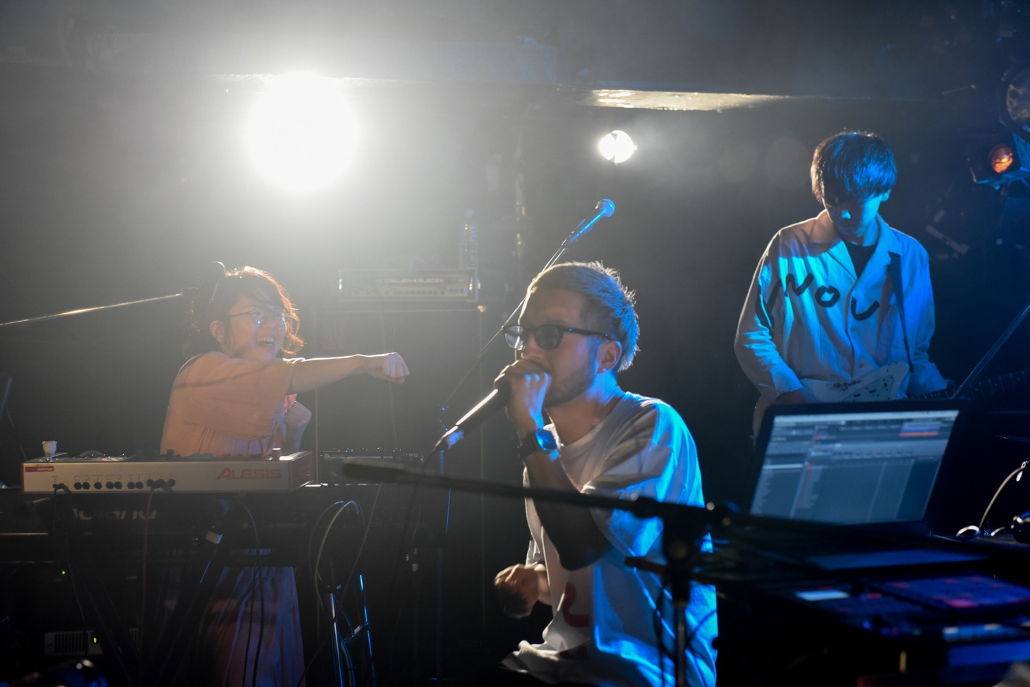 左から中村佳穂、Ryo Tracks、西田修大（G / 吉田ヨウヘイgroup）。（撮影：森建二）