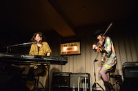 左から中村佳穂、磯部舞子。（撮影：森建二）