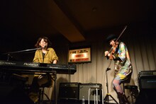 左から中村佳穂、磯部舞子。（撮影：森建二）