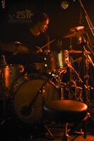 深谷雄一（Dr / レミ街、egoistic 4 leaves） （撮影：森建二）