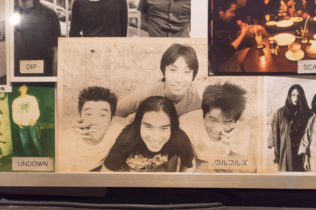 フロアの壁にはウルフルズの過去のアーティスト写真が貼られている。