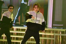 左から岩田剛典、白濱亜嵐。