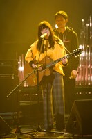 あいみょんの音合わせの様子。