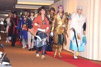 レッドカーペットを歩く刀剣男士。