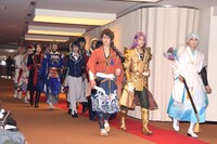 レッドカーペットを歩く刀剣男士。