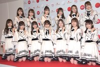 カメラのフラッシュを眩しがる乃木坂46。