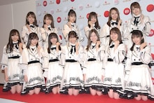 カメラのフラッシュを眩しがる乃木坂46。