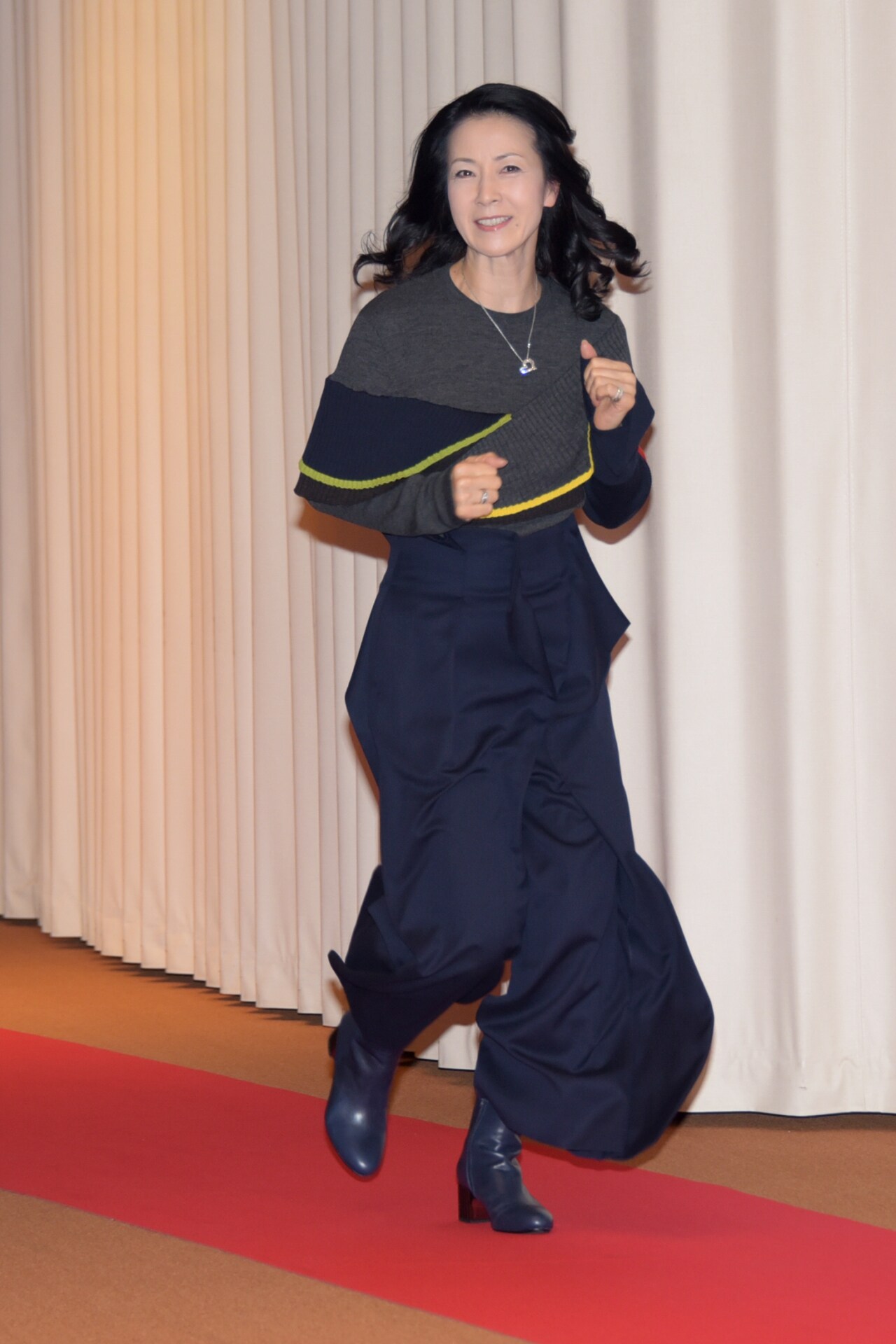 レッドカーペットを走って会見場に現れた坂本冬美。