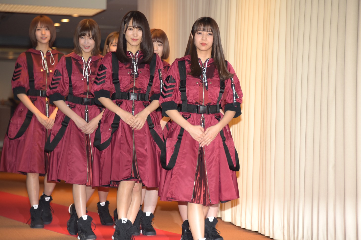 レッドカーペットを歩く欅坂46。