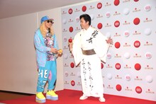 三山ひろし（右）のフォトセッションに乱入したDJ KOO（左）。