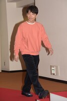 レッドカーペットを歩く星野源。