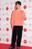 ピースをする星野源。