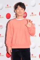 “いつものポーズ”のリクエストに片手で応える星野源。