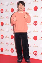 “いつものポーズ”のリクエストを受けて爆笑する星野源。