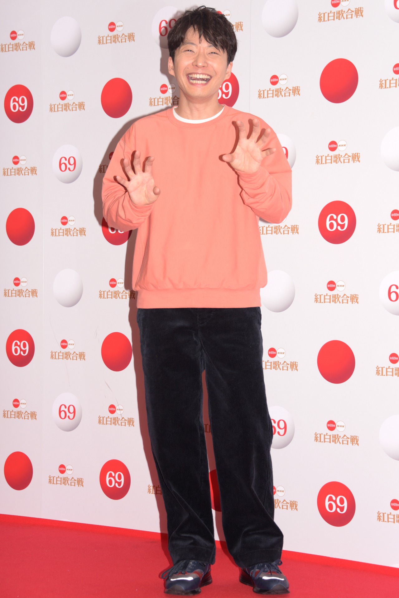 人気画像6位は「星野源×STUTSが紅白で生コラボ、2019年は『［いだてん］をぜひ観て』」より、“いつものポーズ”のリクエストを受けて爆笑する星野源。