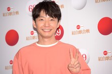 ピースをする星野源。