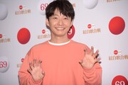 歯を見せて笑う星野源。