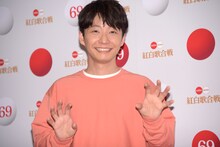 歯を見せて笑う星野源。