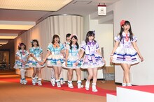 レッドカーペットを歩くAqours。