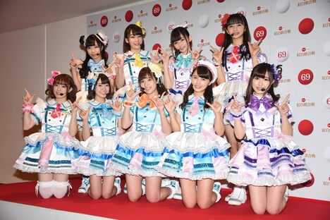 Aqoursによるフォトセッションの様子。前列左から黒澤ルビィ役の降幡愛、渡辺曜役の斉藤朱夏、高海千歌役の伊波杏樹、桜内梨子役の逢田梨香子、小原鞠莉役の鈴木愛奈。後列左から津島善子役の小林愛香、国木田花丸役の高槻かなこ、松浦果南役の諏訪ななか、黒澤ダイヤ役の小宮有紗。