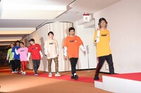 会見場のレッドカーペットを歩くDA PUMP。