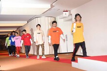 会見場のレッドカーペットを歩くDA PUMP。