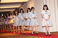 レッドカーペットを歩くAKB48とBNK48。