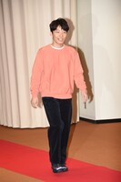 レッドカーペットを歩く星野源。