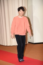 レッドカーペットを歩く星野源。