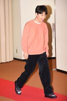 レッドカーペットを歩く星野源。