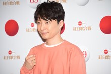 ガッツポーズをする星野源。