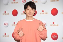 “いつものポーズ”のリクエストに応える星野源。